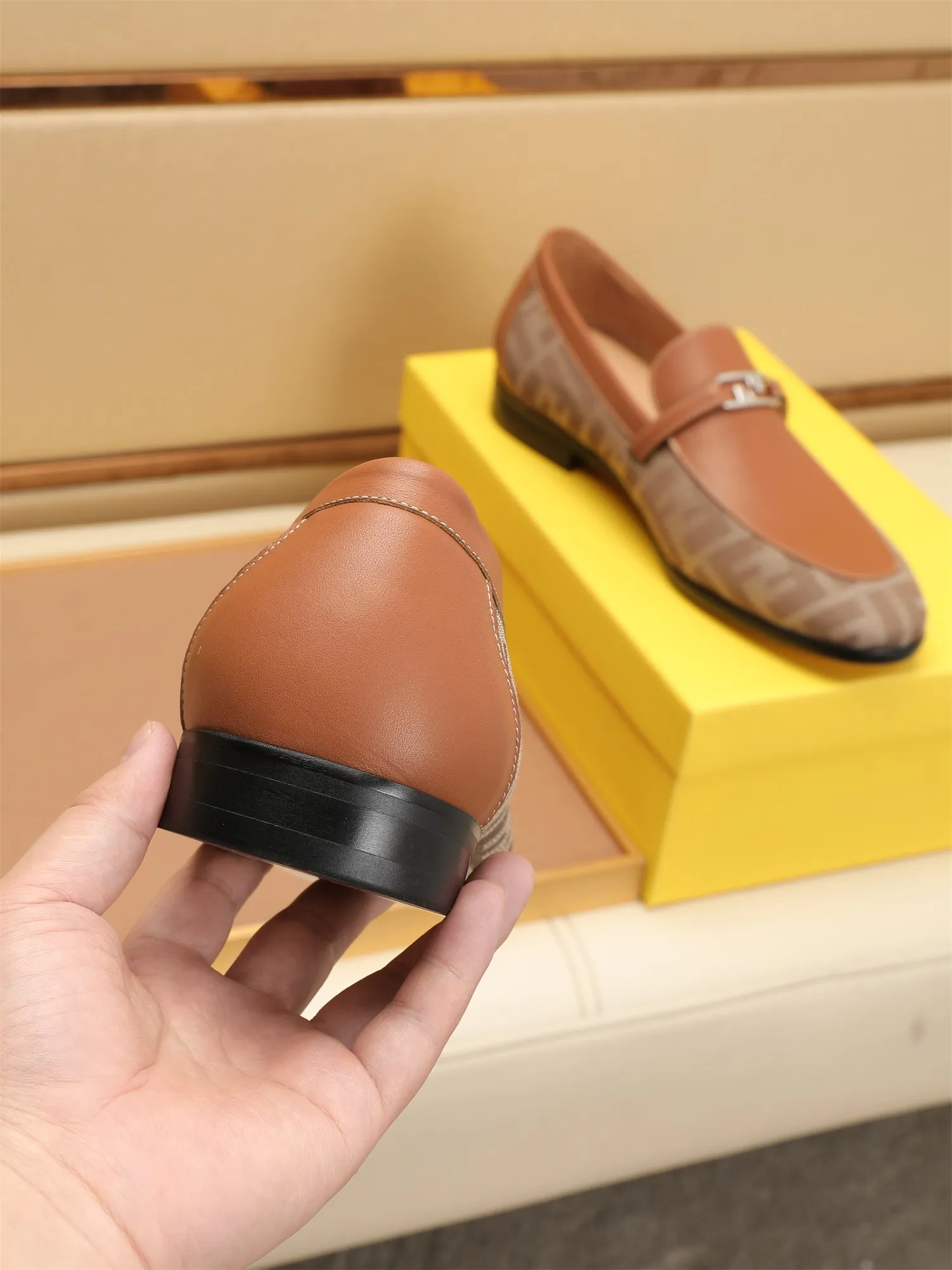 Men's shoes💰460 🕷🕷【FENDI】The latest men's formal leather shoes🇨🇳Classic series not to be missed💯The first layer is made of imported first-layer cowhide☘Original quality, the leather is smooth and delicate🎋Awesome version, perfect streamlined outline🍇Cowhide lining, size 38-44 (customized at 45.46)...